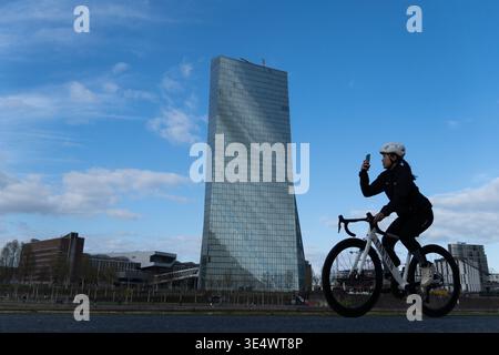 Francoforte, Assia, Germania. 29 marzo 2026. Una donna pedala di fronte all'edificio della Banca centrale europea lungo il fiume meno a Francoforte, Germania. (Immagine di credito: © Matias Basualdo/ZUMA Press Wire) SOLO PER USO EDITORIALE! Non per USO commerciale! Foto Stock