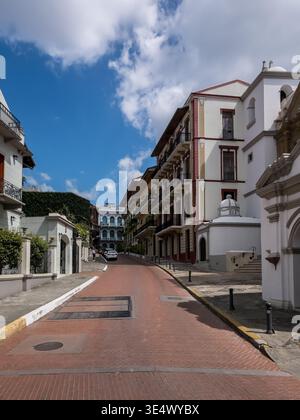Strada vuota nella città vecchia di Panama con edifici coloniali Foto Stock
