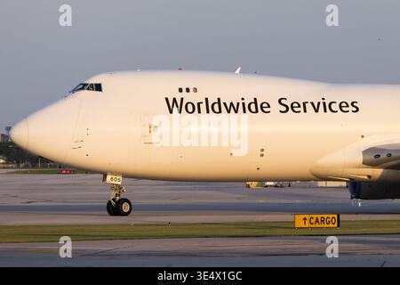N605UP United Parcel Service (UPS) Boeing 747-8F che si allontana dai sostegni di manutenzione per la partenza alla base. Foto Stock