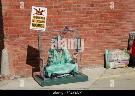 Liberty in A Cage - No Kings 3,0 Protestation Rally a Charlotte, North Carolina Foto Stock