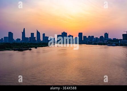 Splendida vista al tramonto del fiume Saigon vista dal ponte Thu Thiem; con molti edifici. Skyline di ho chi Minh. Foto Stock