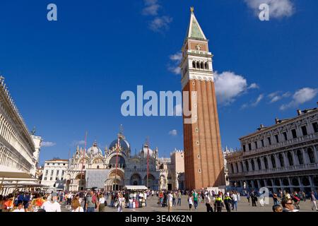 Venezia, Italia - 28 settembre 2025: Piazza San Marco a Venezia, Campanile di San Marco con turisti Foto Stock