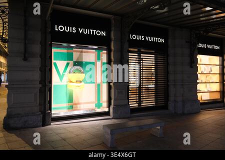 Lugano, Svizzera - 30 settembre 2025: Negozio Louis Vuitton in Svizzera Foto Stock