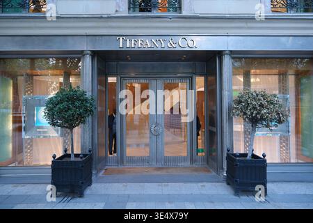 Parigi, Francia - 5 ottobre 2025: Facciata del negozio Tiffany Foto Stock