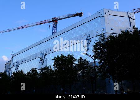 Parigi, Francia - 5 ottobre 2025: Il gigante Louis Vuitton tronco nel cantiere del futuro hotel LV sugli Champs-Élysées, Parigi Foto Stock
