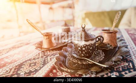 Caffè turco decorato su un tappeto tradizionale Foto Stock