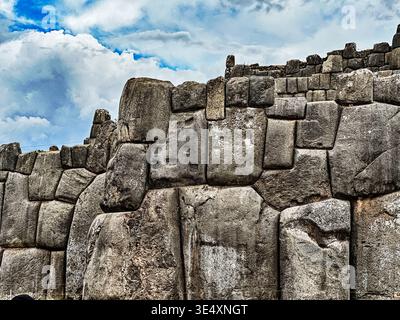 Le imponenti mura della fortezza di Sacsayhuaman vicino a Cusco, in Perù, sono costituite da enormi blocchi di pietra. Foto Stock