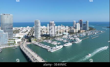 MacArthur Causeway a Miami. Ponte di Biscayne Bay. Costa di Miami dal drone. Il mare di Miami con l'oceano turchese e il cielo. Skyline di Miami Beach. Foto Stock