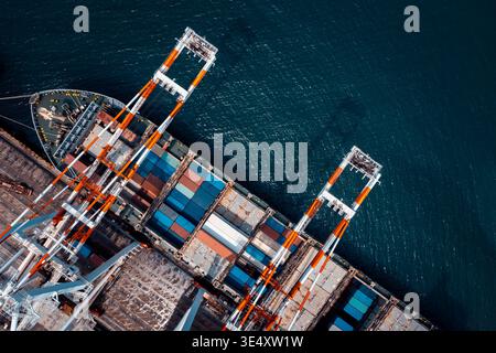 porto commerciale per carico di mare nero, scarico di merci da navi container importazione esportazione mediante gru per la distribuzione di merci mediante rimorchi trasporto logistico Foto Stock