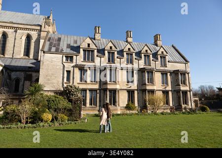 I turisti che posano per i selfie, la Cattedrale Cattolica Romana, Norwich, Norfolk, 2026 Foto Stock