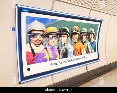 Poster pubblicitario per selfie di gruppo girato su iPhone 17 Pro, stazione della metropolitana Transport for London (TfL), Londra, Inghilterra, Regno Unito Foto Stock