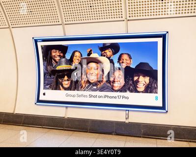 Poster pubblicitario per selfie di gruppo girato su iPhone 17 Pro, stazione della metropolitana Transport for London (TfL), Londra, Inghilterra, Regno Unito Foto Stock