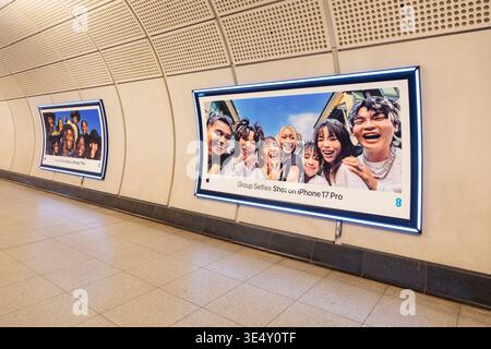 Poster pubblicitario per selfie di gruppo girato su iPhone 17 Pro, stazione della metropolitana Transport for London (TfL), Londra, Inghilterra, Regno Unito Foto Stock