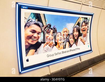 Poster pubblicitario per selfie di gruppo girato su iPhone 17 Pro, stazione della metropolitana Transport for London (TfL), Londra, Inghilterra, Regno Unito Foto Stock