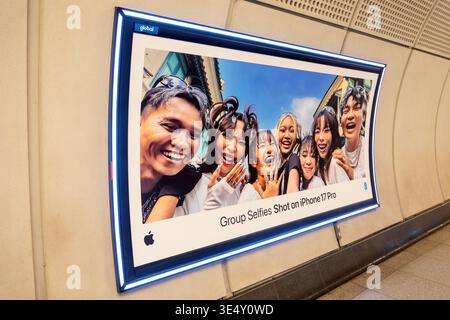 Poster pubblicitario per selfie di gruppo girato su iPhone 17 Pro, stazione della metropolitana Transport for London (TfL), Londra, Inghilterra, Regno Unito Foto Stock