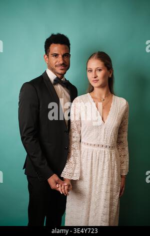 Coppie diverse che celebrano il giorno del matrimonio tenendosi per mano Foto Stock