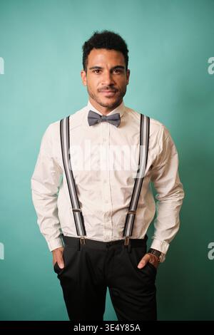 Giovane uomo che posa in stile formale con le bretelle Foto Stock