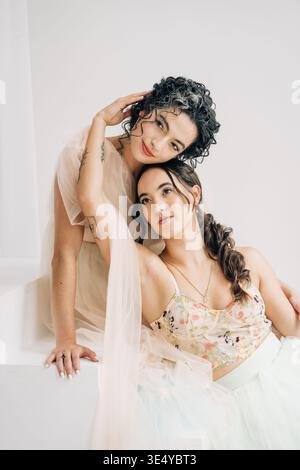 Donne che mostrano tenerezza e compagnia in studio Foto Stock