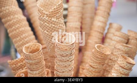 Pile di coni di zucchero pronti per essere riempiti con gelato in una calda giornata estiva Foto Stock