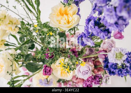 Bouquet di fiori colorati e misti in un primo piano di luce naturale soffusa Foto Stock