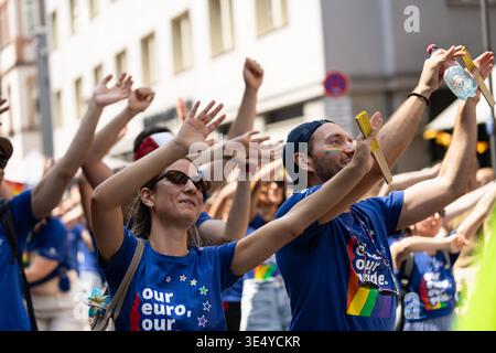 Francoforte sul meno, Germania - 19 luglio 2025: Balli della folla e alzare la mano durante la festa dell'orgoglio Foto Stock
