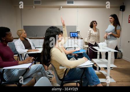 Studenti che imparano durante un workshop interattivo in aula Foto Stock