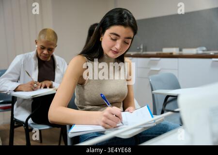 Gli studenti imparano e scrivono note in classe Foto Stock