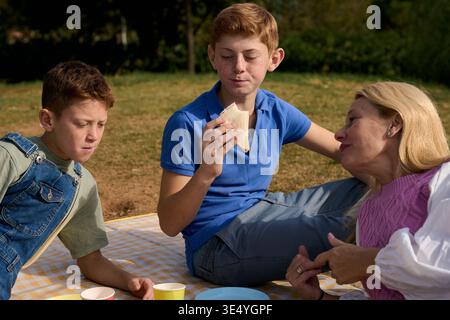 Picnic in famiglia nel parco con pranzo all'aperto Foto Stock