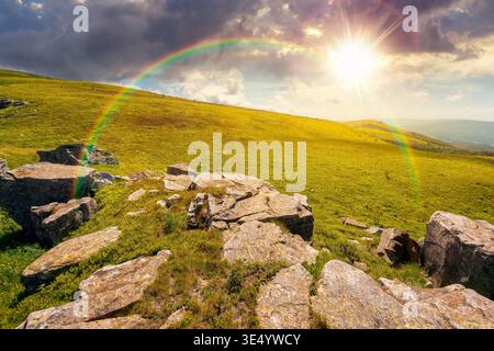 tramonto sul paesaggio montuoso durante l'estate. massi e formazioni rocciose circondano colline erbose. immagine di un altopiano intatto. leadershi Foto Stock