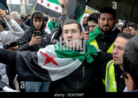 Berlino, Berlino, Germania. 30 marzo 2026. Lunedì 30 marzo 2026, i sostenitori del presidente siriano Ahmed al-Sharaa tengono striscioni e ondeggiano bandiere siriane verdi, bianche e nere con tre stelle rosse a Washingtonplatz vicino alla stazione centrale di Berlino durante la sua visita in Germania. Un grande striscione con la scritta "žWelcome signor Presidente” e i ritratti di al-Sharaa sono stati mostrati come dimostranti riuniti a sostegno, poiché la Siria rimane in un periodo politico di transizione dopo la caduta di Bashar al-Assad. Crediti: ZUMA Press, Inc./Alamy Live News Foto Stock