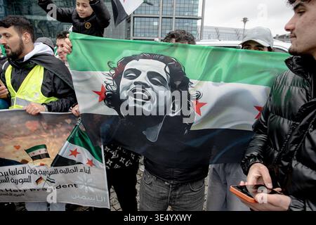 Berlino, Berlino, Germania. 30 marzo 2026. Lunedì 30 marzo 2026, i sostenitori del presidente siriano Ahmed al-Sharaa tengono striscioni e ondeggiano bandiere siriane verdi, bianche e nere con tre stelle rosse a Washingtonplatz vicino alla stazione centrale di Berlino durante la sua visita in Germania. Un grande striscione con la scritta "žWelcome signor Presidente” e i ritratti di al-Sharaa sono stati mostrati come dimostranti riuniti a sostegno, poiché la Siria rimane in un periodo politico di transizione dopo la caduta di Bashar al-Assad. Crediti: ZUMA Press, Inc./Alamy Live News Foto Stock