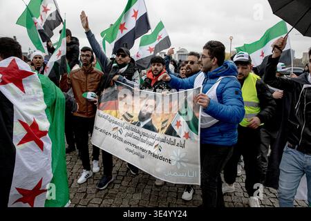 Berlino, Berlino, Germania. 30 marzo 2026. Lunedì 30 marzo 2026, i sostenitori del presidente siriano Ahmed al-Sharaa tengono striscioni e ondeggiano bandiere siriane verdi, bianche e nere con tre stelle rosse a Washingtonplatz vicino alla stazione centrale di Berlino durante la sua visita in Germania. Un grande striscione con la scritta "žWelcome signor Presidente” e i ritratti di al-Sharaa sono stati mostrati come dimostranti riuniti a sostegno, poiché la Siria rimane in un periodo politico di transizione dopo la caduta di Bashar al-Assad. Crediti: ZUMA Press, Inc./Alamy Live News Foto Stock