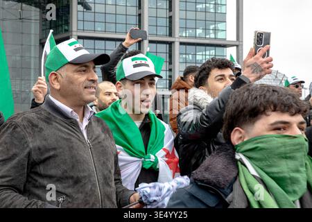 Berlino, Berlino, Germania. 30 marzo 2026. Lunedì 30 marzo 2026, i sostenitori del presidente siriano Ahmed al-Sharaa tengono striscioni e ondeggiano bandiere siriane verdi, bianche e nere con tre stelle rosse a Washingtonplatz vicino alla stazione centrale di Berlino durante la sua visita in Germania. Un grande striscione con la scritta "žWelcome signor Presidente” e i ritratti di al-Sharaa sono stati mostrati come dimostranti riuniti a sostegno, poiché la Siria rimane in un periodo politico di transizione dopo la caduta di Bashar al-Assad. Crediti: ZUMA Press, Inc./Alamy Live News Foto Stock