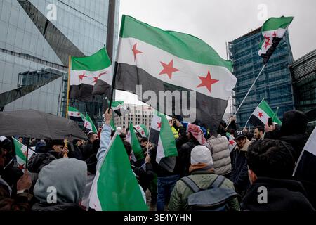 Lunedì 30 marzo 2026, i sostenitori del presidente siriano Ahmed al-Sharaa tengono striscioni e ondeggiano bandiere siriane verdi, bianche e nere con tre stelle rosse a Washingtonplatz vicino alla stazione centrale di Berlino durante la sua visita in Germania. Un grande striscione che recita „benvenuto Presidente“ e i ritratti di al-Sharaa sono stati esposti come dimostranti riuniti a sostegno, poiché la Siria rimane in un periodo politico di transizione dopo la caduta di Bashar al-Assad. (Foto di Michael Kuenne/PRESSCOV/Sipa USA) Foto Stock