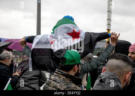 Lunedì 30 marzo 2026, i sostenitori del presidente siriano Ahmed al-Sharaa tengono striscioni e ondeggiano bandiere siriane verdi, bianche e nere con tre stelle rosse a Washingtonplatz vicino alla stazione centrale di Berlino durante la sua visita in Germania. Un grande striscione che recita „benvenuto Presidente“ e i ritratti di al-Sharaa sono stati esposti come dimostranti riuniti a sostegno, poiché la Siria rimane in un periodo politico di transizione dopo la caduta di Bashar al-Assad. (Foto di Michael Kuenne/PRESSCOV/Sipa USA) Foto Stock