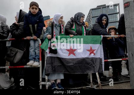 Lunedì 30 marzo 2026, i sostenitori del presidente siriano Ahmed al-Sharaa tengono striscioni e ondeggiano bandiere siriane verdi, bianche e nere con tre stelle rosse a Washingtonplatz vicino alla stazione centrale di Berlino durante la sua visita in Germania. Un grande striscione che recita „benvenuto Presidente“ e i ritratti di al-Sharaa sono stati esposti come dimostranti riuniti a sostegno, poiché la Siria rimane in un periodo politico di transizione dopo la caduta di Bashar al-Assad. (Foto di Michael Kuenne/PRESSCOV/Sipa USA) Foto Stock