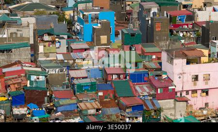 Vista aerea di case colorate densamente piene e insediamenti informali con tetti in metallo ondulato a Navotas, Metro Manila, Filippine. Foto Stock