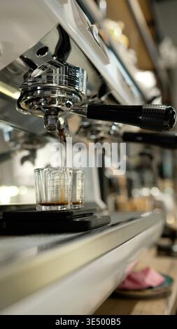 Espresso in bicchieri da espresso dalla macchina per il caffè Foto Stock