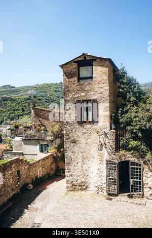 Stradina medievale con archi in pietra che conduce al Castello dei Doria a Dolceacqua, Liguria, Italia Foto Stock