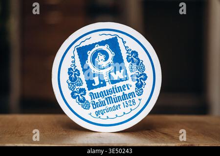 Nizza, Francia - 8 maggio 2025: Birreria Augustiner Brau Munchen con logo blu vintage e tradizionale design bavarese su un'ape rotonda di cartone Foto Stock