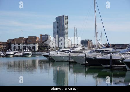 Vista del porticciolo di Ocean Village a Southampton, Inghilterra, 2 marzo 2026 barche e yacht ormeggiati nella pittoresca posizione del fiume Itchen Foto Stock