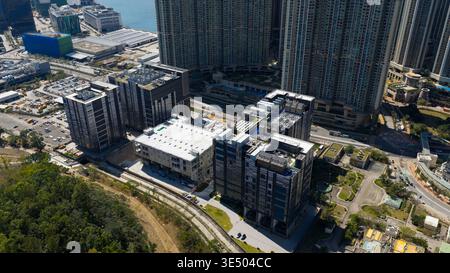 Vista aerea del complesso Equinix Data Center con moderna architettura industriale e unità di raffreddamento sul tetto vicino a edifici residenziali di alto livello a T. Foto Stock