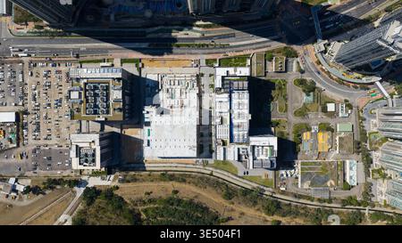 Vista aerea dell'Equinix Data Center a Tseung Kwan o con unità di raffreddamento sul tetto e grandi parcheggi, New Territories, Hong Kong. Foto Stock