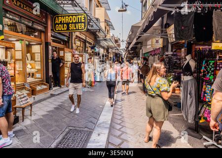 ATENE, GRECIA - 2 AGOSTO 2022: Negozi di souvenir in via Ifestou ad Atene, Grecia Foto Stock