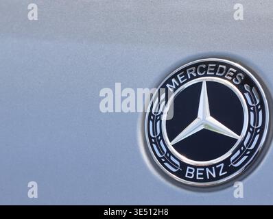 Praga, Repubblica Ceca – 28 marzo 2026: Primo piano dello stemma Mercedes-Benz con stella a tre punte sulla carrozzeria in un ambiente automobilistico all'aperto Foto Stock