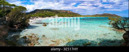 Francia Corsica Tamaricciu Beach panorama con mare turchese Pini verdi e rocce di granito in acque cristalline Scenic costa mediterranea Foto Stock