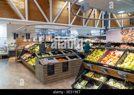 Il corridoio dei prodotti freschi in un supermercato di cabine, Knutsford, Cheshire, Inghilterra Foto Stock