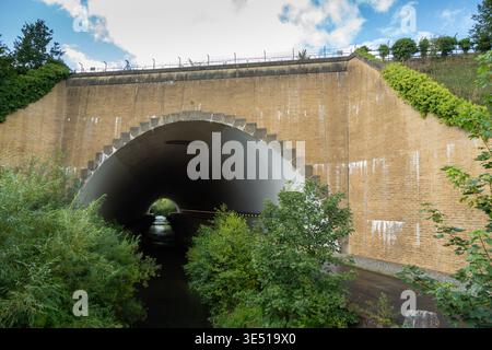 Il River Bollin Tunnel si trova sotto la pista 2 all'aeroporto di Manchester. Foto Stock
