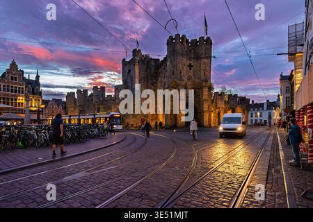 Un colorato cielo crepuscolare sopra il castello illuminato di Gravensteen nel centro storico di Gand, Belgio. Foto Stock