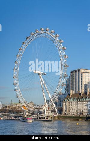 London Eye / Millennium Wheel, la ruota panoramica a sbalzo più alta del mondo sulla sponda sud del Tamigi nella città di Londra, Inghilterra, Regno Unito Foto Stock